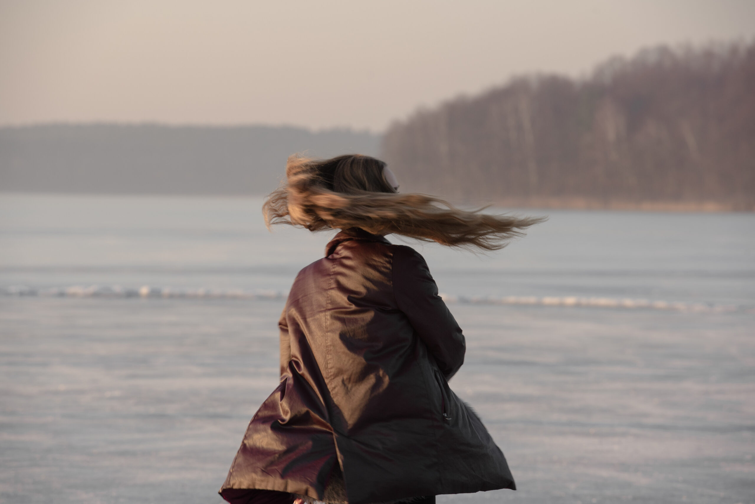 Kobieta z rozwianymi włosami, 8 marca dzień kobiet 2025 – Voucher na prezent