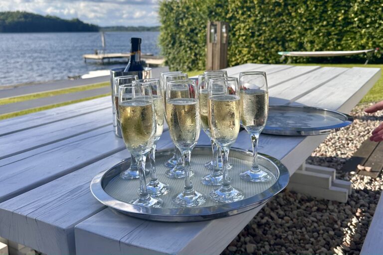 Aperitif z szampanem - opowieść o narodzinach szampana